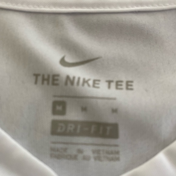 Boys t-shirt with Nike swoosh Medium NWT - Picture 3 of 3